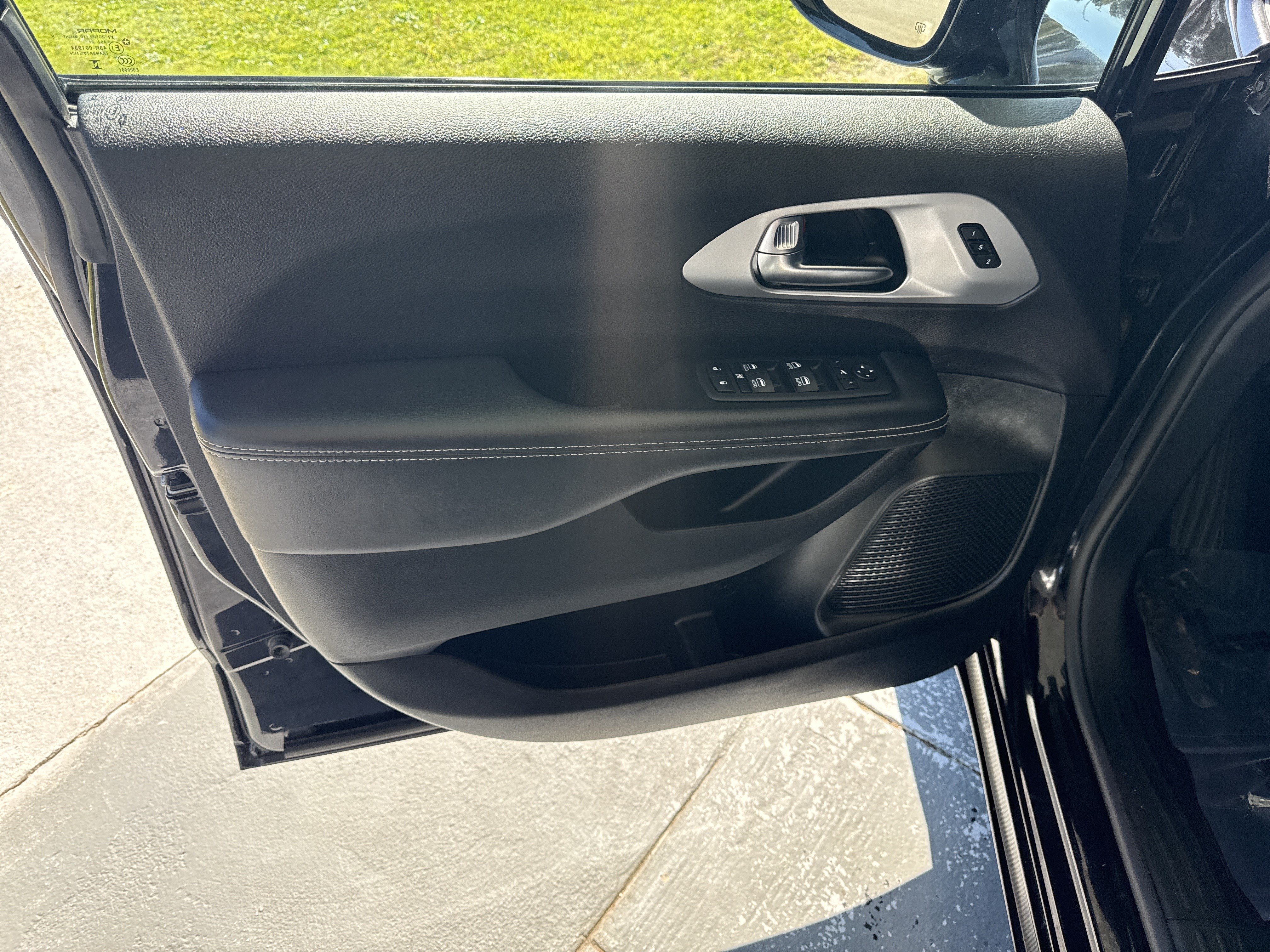 Used 2025 Chrysler Pacifica Limited FWD image 13