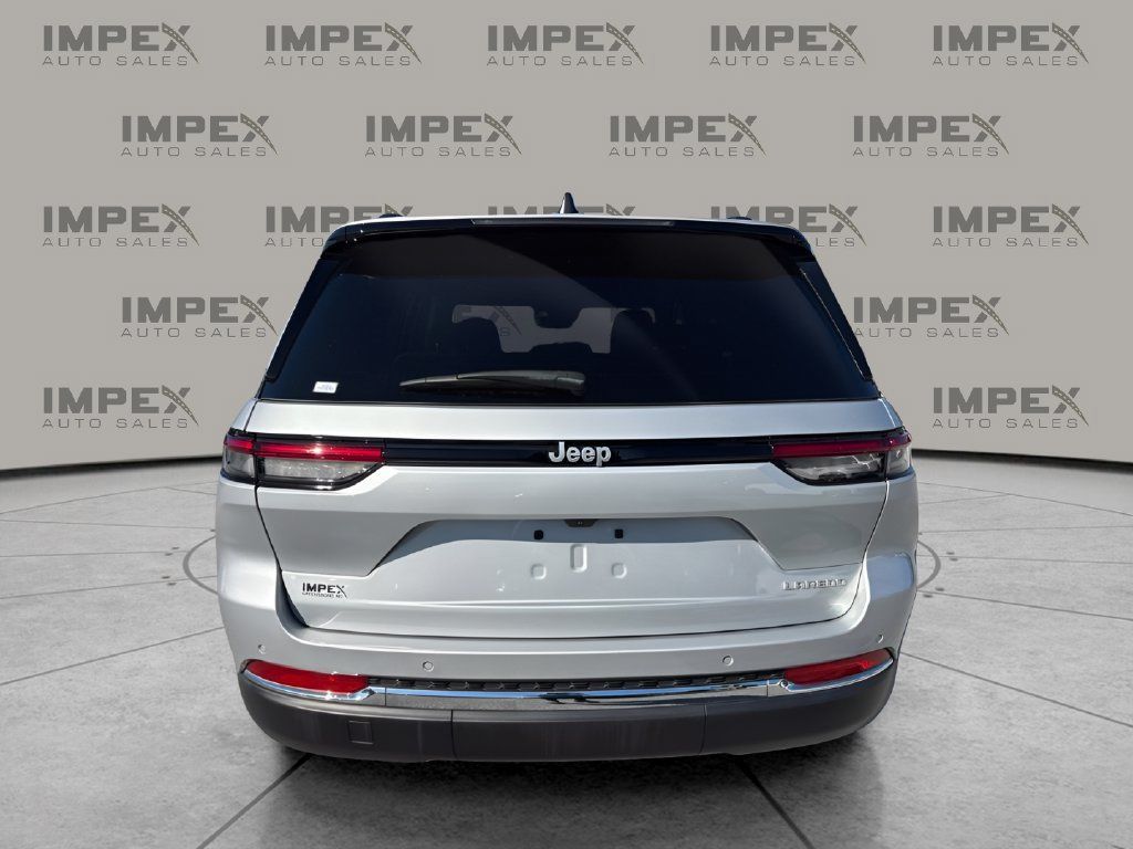 Used 2024 Jeep Grand Cherokee Laredo RWD image 4