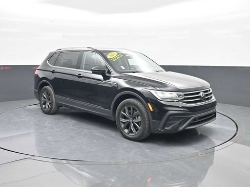 Used 2023 Volkswagen Tiguan SE image 1