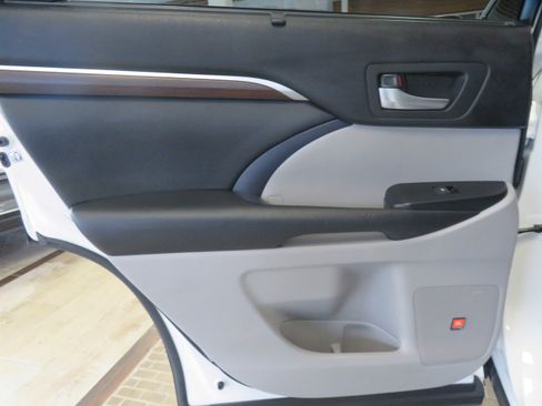 Used 2014 Toyota Highlander Limited image 17
