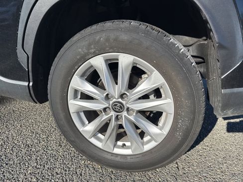 Used 2023 Toyota Corolla Cross LE image 47