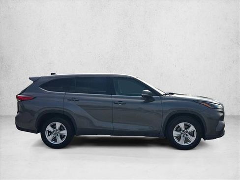 Used 2022 Toyota Highlander LE FWD image 4