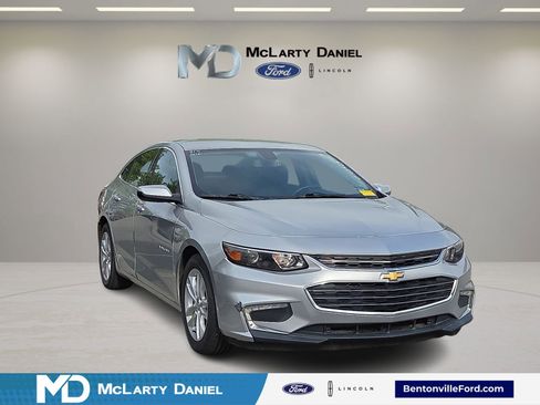 Used 2017 Chevrolet Malibu LT FWD image 1