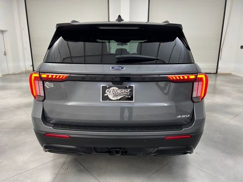 Used 2025 Ford Explorer ST-Line w/ ST-Line Street Pack AWD/4WD image 6