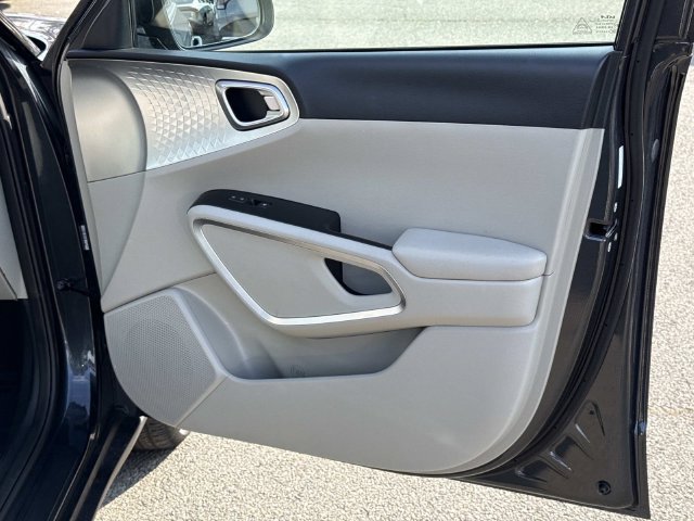 Used 2025 Kia Soul LX w/ LX Technology Package FWD image 8