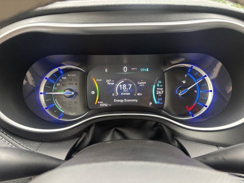 Used 2020 Chrysler Pacifica Limited w/ Advanced Safetytec Group FWD image 9