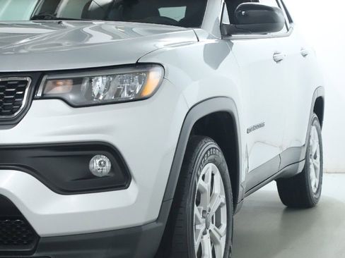 Used 2025 Jeep Compass Latitude AWD/4WD image 4