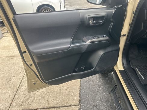 Used 2017 Toyota Tacoma TRD Off-Road w/ Premium & Technology Package image 30