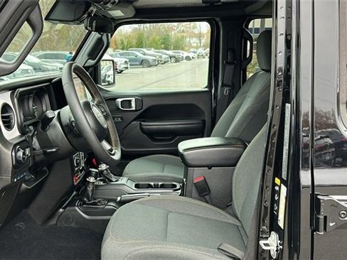 Used 2024 Jeep Wrangler Unlimited image 9