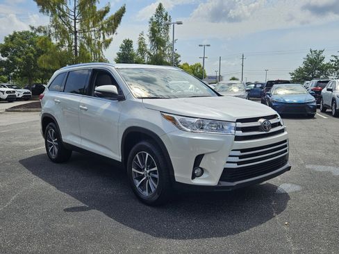 Certified 2019 Toyota Highlander XLE FWD image 1
