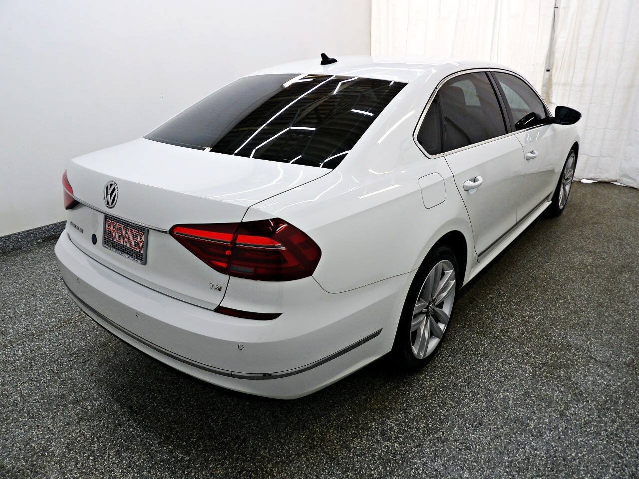 Used 2017 Volkswagen Passat 1.8T SE FWD image 6