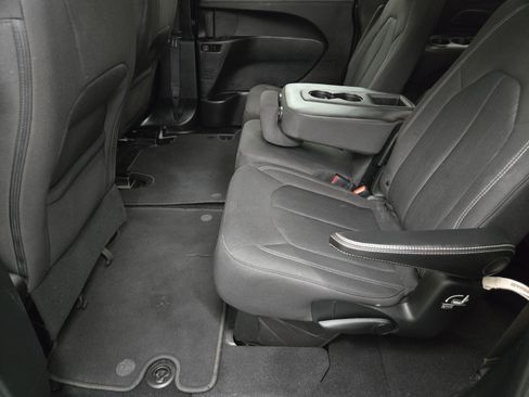 Used 2019 Chrysler Pacifica Touring Plus w/ S Appearance Package FWD image 8