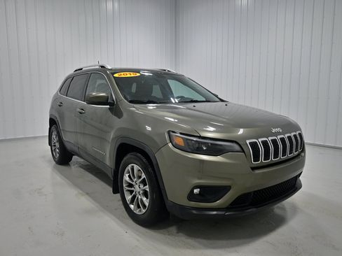 Used 2019 Jeep Cherokee Latitude Plus w/ Comfort/Convenience Group AWD/4WD image 3
