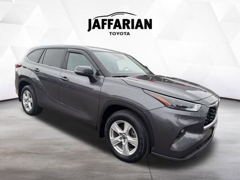 Certified 2023 Toyota Highlander LE image 2