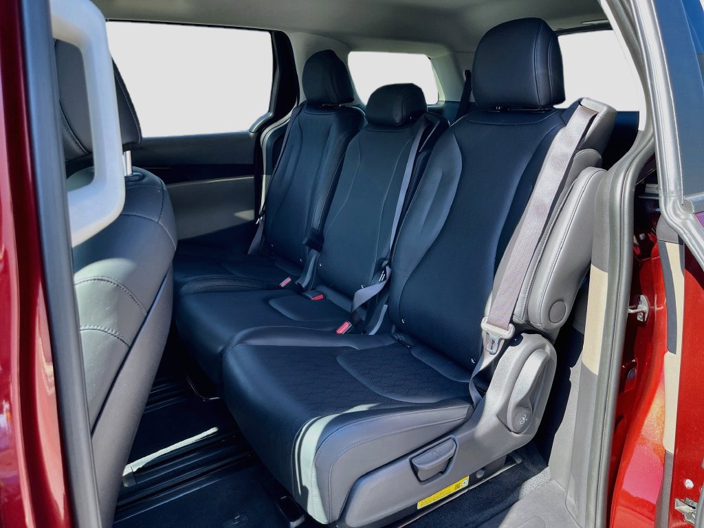 Certified 2025 Kia Carnival FWD image 29
