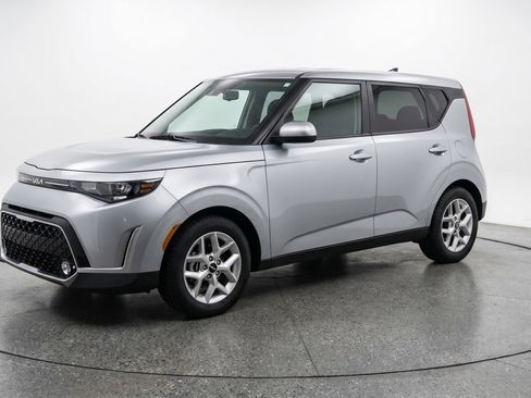 Used 2025 Kia Soul LX w/ LX Technology Package FWD image 3