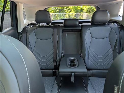Certified 2025 Volkswagen Tiguan SE w/ Panoramic Sunroof Package AWD/4WD image 17