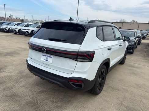 New 2026 Volkswagen Taos SE FWD image 5