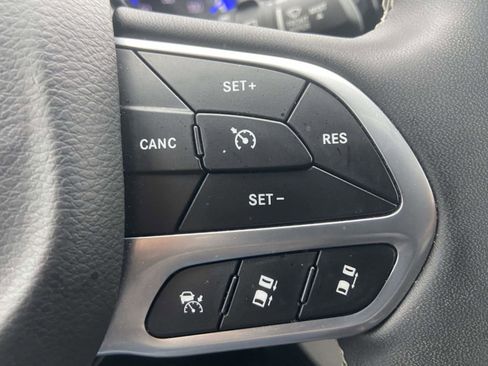 Used 2024 Chrysler Pacifica Touring-L image 23