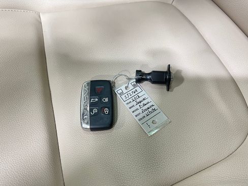 Used 2018 Jaguar F-PACE Premium image 39