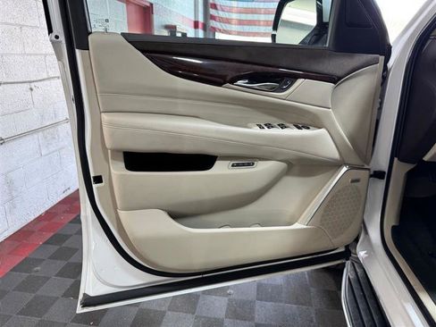 Used 2016 Cadillac Escalade Luxury AWD/4WD image 8
