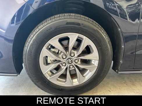 Used 2025 Toyota Sienna XLE FWD image 16