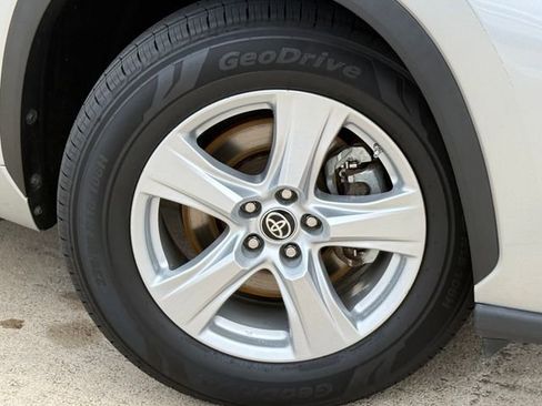 Used 2023 Toyota Highlander L FWD image 2