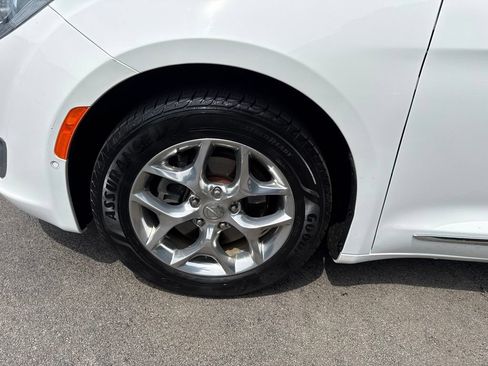 Used 2019 Chrysler Pacifica Limited w/ Advanced Safetytec Group FWD image 11