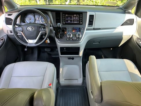 Used 2020 Toyota Sienna L FWD image 13