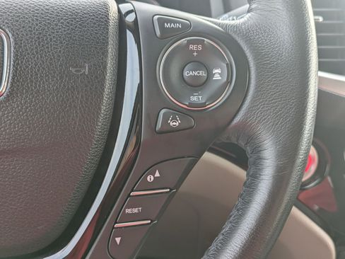 Certified 2018 Honda Pilot Touring image 15