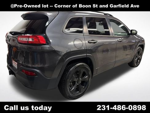 Used 2016 Jeep Cherokee Latitude w/ Cold Weather Group AWD/4WD image 12