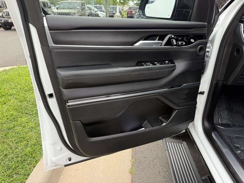 Used 2026 Jeep Grand Wagoneer L Summit w/ Rear Seat Video Group I AWD/4WD image 32
