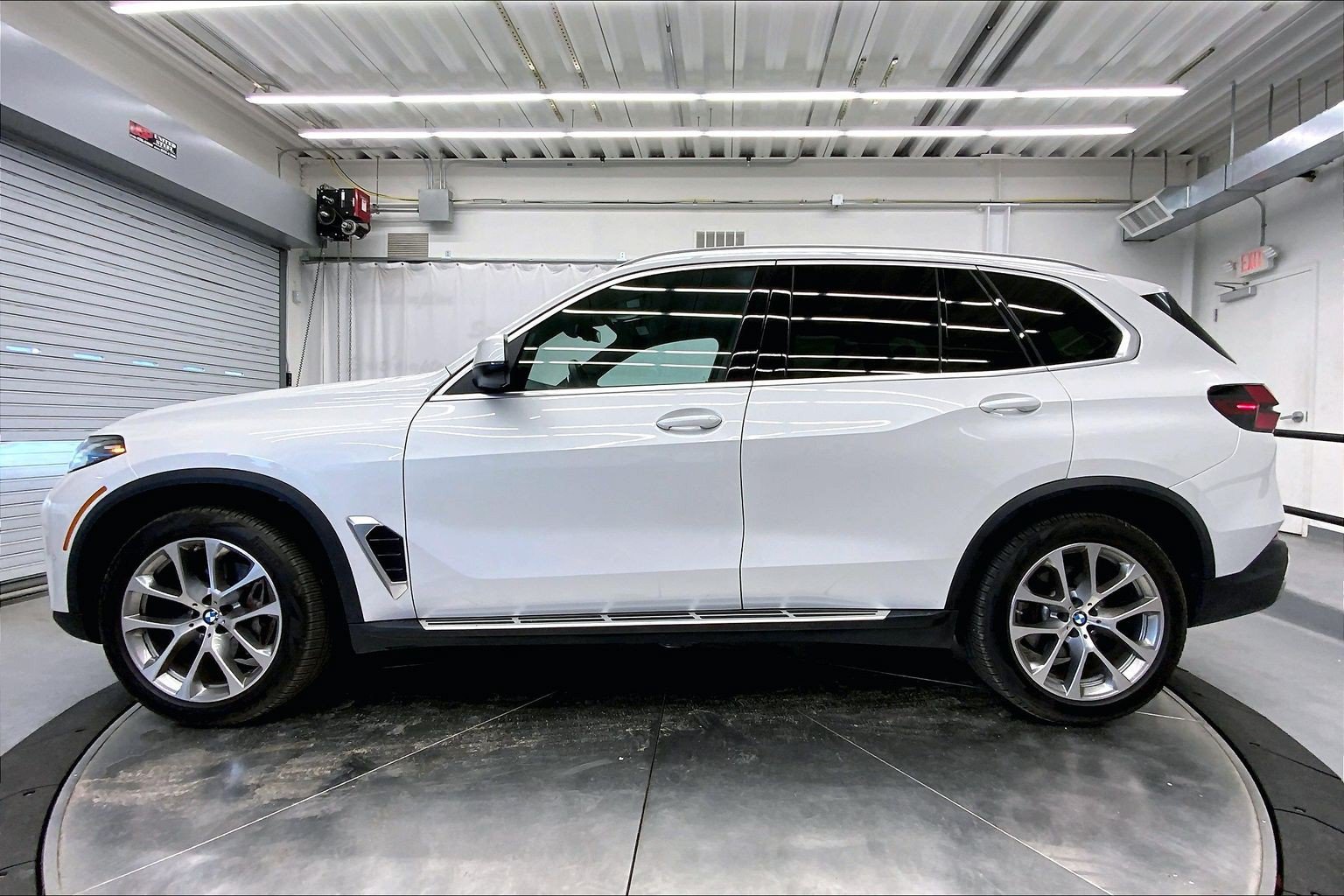 Used 2024 BMW X5 xDrive40i w/ Premium Package AWD/4WD image 2