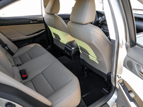 Used 2019 Lexus IS 350 image 38