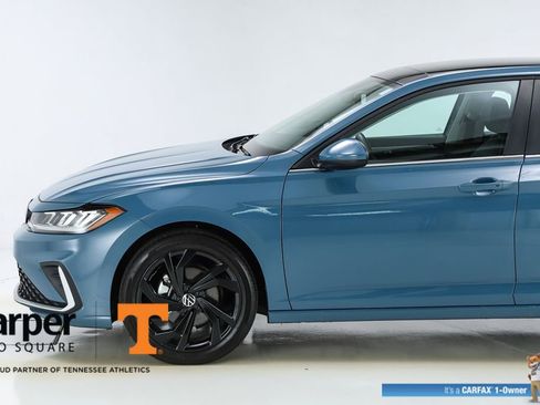 Used 2025 Volkswagen Jetta SE w/ Sunroof Package FWD image 3