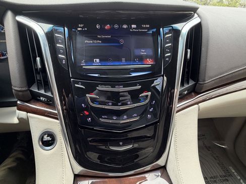 Used 2017 Cadillac Escalade Luxury AWD/4WD image 20