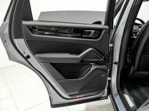 Used 2023 Porsche Cayenne AWD/4WD image 40