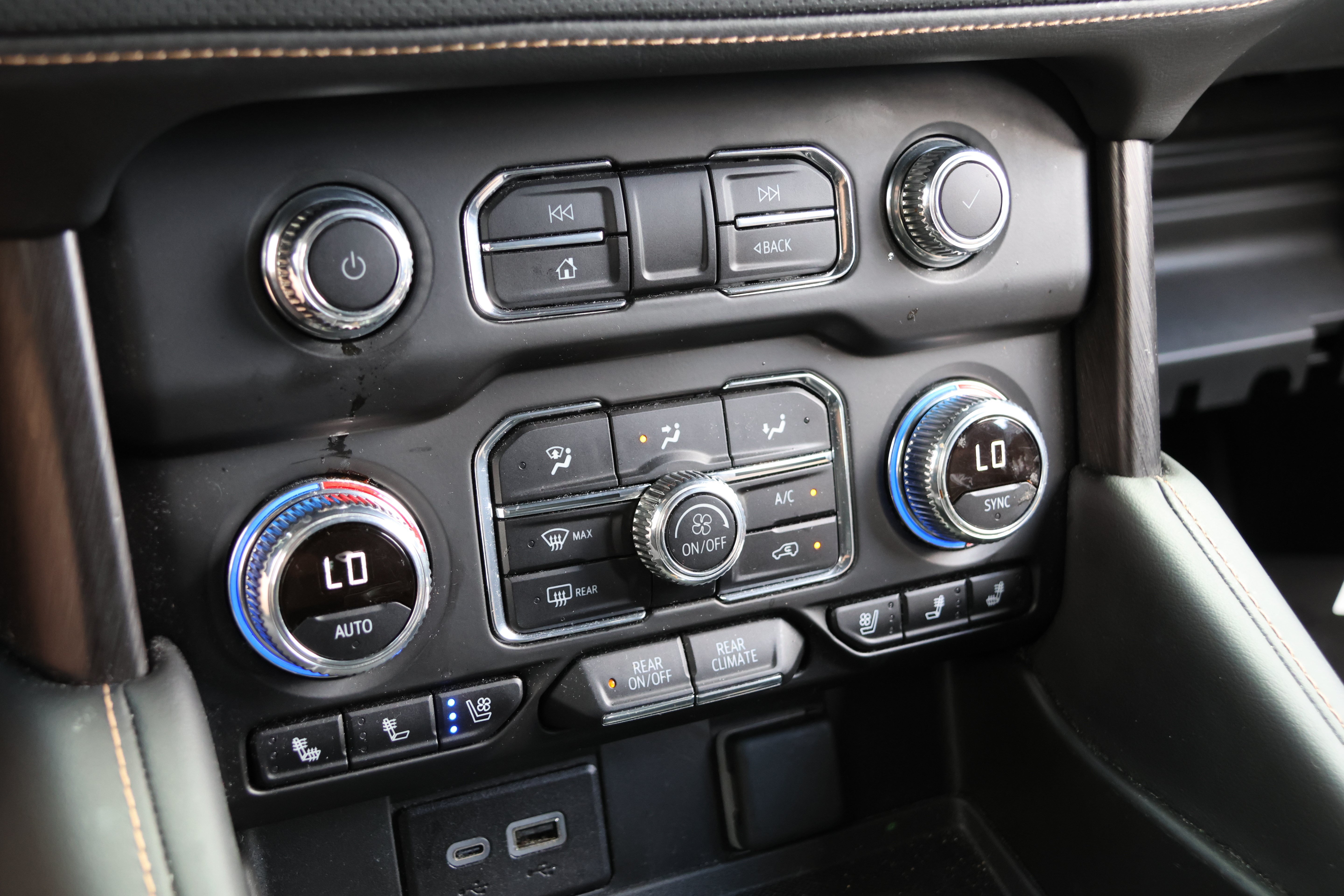 Used 2024 GMC Yukon AT4 w/ Technology Package AWD/4WD image 29