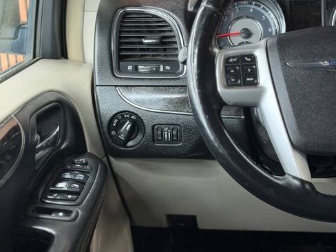 Used 2015 Chrysler Town & Country Touring w/ Driver Convenience Group FWD image 13