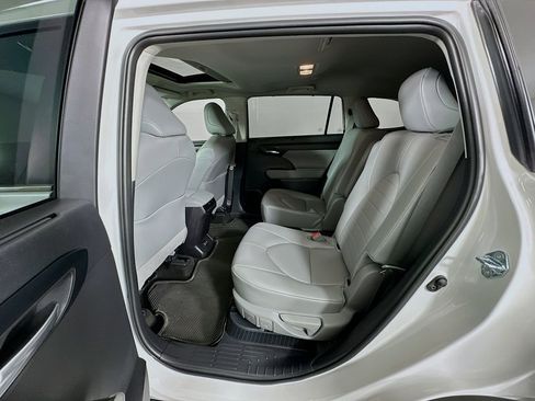 Used 2026 Toyota Highlander XLE image 25