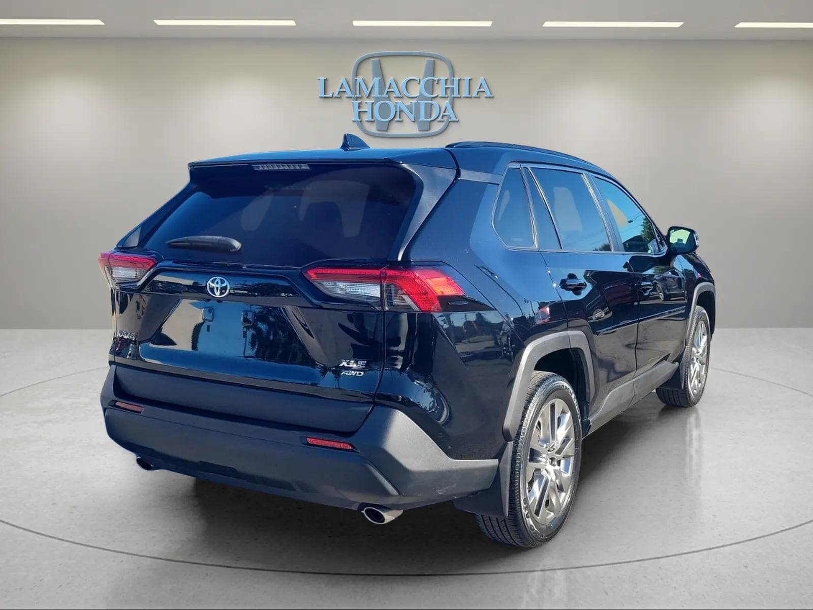 Used 2021 Toyota RAV4 XLE Premium AWD/4WD image 5