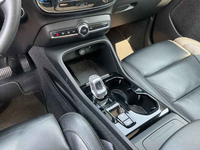 Used 2023 Volvo XC40 B5 Plus AWD/4WD image 18