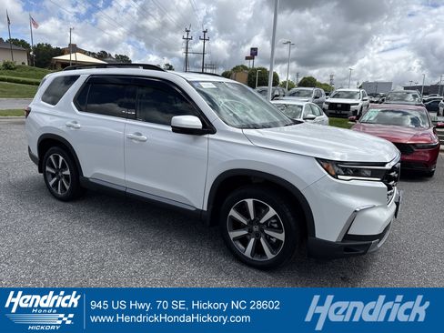 Used 2025 Honda Pilot Touring image 1