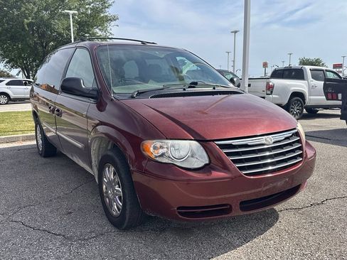 Used 2007 Chrysler Town & Country Touring FWD image 3