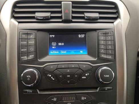 Used 2018 Ford Fusion SE FWD image 25