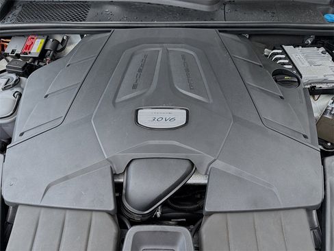 Used 2020 Porsche Cayenne w/ Premium Package image 33