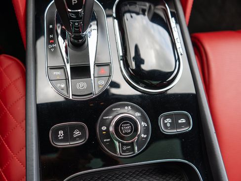 Used 2017 Bentley Bentayga AWD/4WD image 24