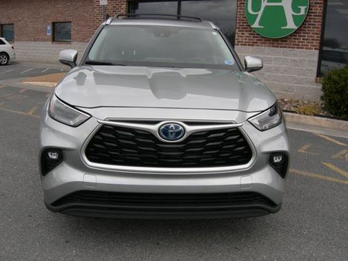 Used 2022 Toyota Highlander XLE image 2