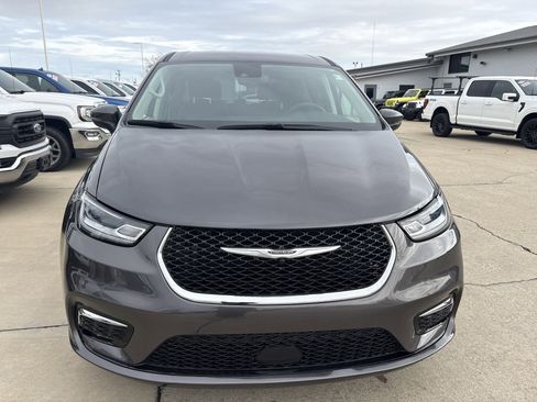 Used 2023 Chrysler Pacifica Touring-L image 2