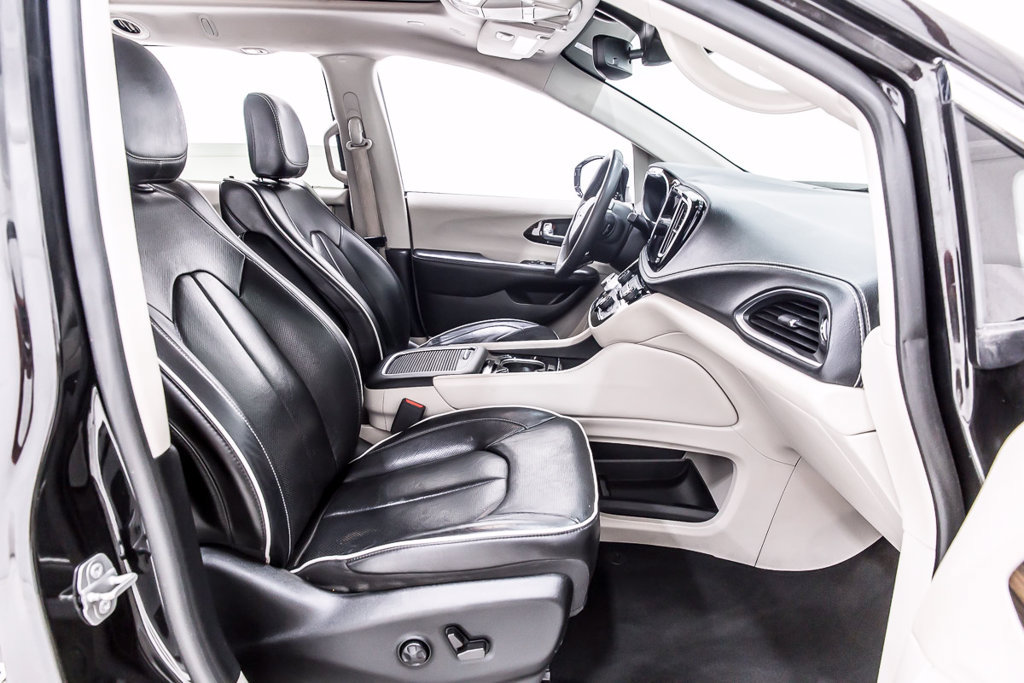 Used 2022 Chrysler Pacifica Limited FWD image 30